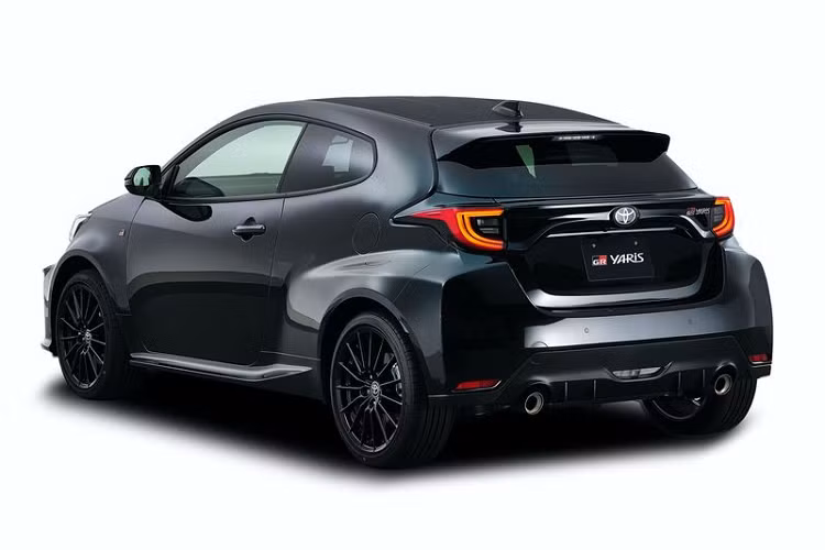 Trong khi phiên bản tiêu chuẩn Toyota GR Yaris 2021 mới sẽ được trang bị hộp số sàn 6 cấp cùng hệ dẫn động 4 bánh toàn thời gian, biến thể RS lại sở hữu hộp số biến thiên vô cấp CVT truyền toàn bộ sức mạnh từ động cơ đến bánh trước.