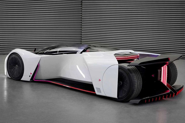 Ford đã hoàn thành chế tạo chiếc P1 này chỉ trong 7 tuần, đưa nó từ một thiết kế CAD thành một mô hình kích thước thực mà không có bất kỳ tương tác “mặt đối mặt” nào vì tình hình đại dịch. Team Fordzilla thậm chí còn bổ sung một vài câu nói đặc trưng của thế giới game quanh chiếc xe ví như: AFK, #levelup, #liftoff, và GLHF.