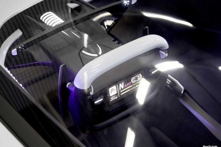 Bên trong, Fordzilla P1 từ game có hệ thống đèn LED thông báo, cho phép tay đua giao tiếp với đội ngũ đường pit. Vì đây là một chiếc xe được thiết kế để đua nên nội thất không hề có những chi tiết gây phân tâm để người lái tập trung 100% vào việc thiết lập các kỷ lục thời gian vòng đua.