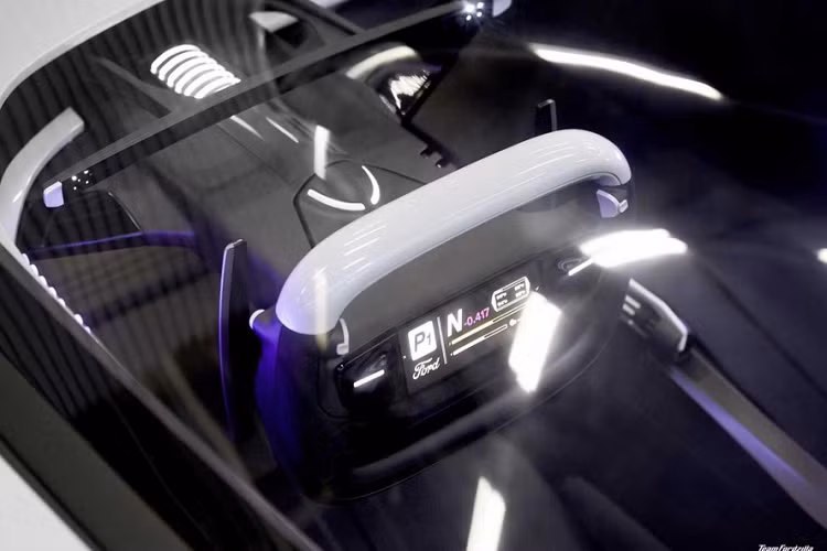Bên trong, Fordzilla P1 từ game có hệ thống đèn LED thông báo, cho phép tay đua giao tiếp với đội ngũ đường pit. Vì đây là một chiếc xe được thiết kế để đua nên nội thất không hề có những chi tiết gây phân tâm để người lái tập trung 100% vào việc thiết lập các kỷ lục thời gian vòng đua.