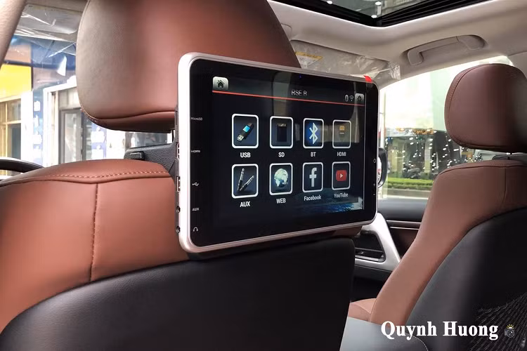 Toyota Land Cruiser VXS Executive Lounge 2021 sử dụng khối động cơ V8 cũ, dung tích 4.6L cho công suất 305 mã lực tại 5.500 vòng/phút và mô-men xoắn cực đại 439 Nm tại 3.400 vòng/phút. Cỗ máy trên được kết hợp với hộp số tự động 6 cấp và hệ dẫn động 4 bánh toàn thời gian.