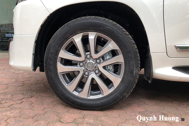 Bên hông, mẫu xe SUV Toyota Land Cruiser VXS Executive Lounge 2021 nhập Nga sử dụng bộ mâm 5 chấu kép tạo hình chữ "V" kích thước 20 inch, gương xe được sơn đen tích hợp dải xi-nhan LED. Trong khi đó, đuôi xe không có nhiều thay đổi ngoài bộ ốp cản sau cứng cáp và nam tính hơn.