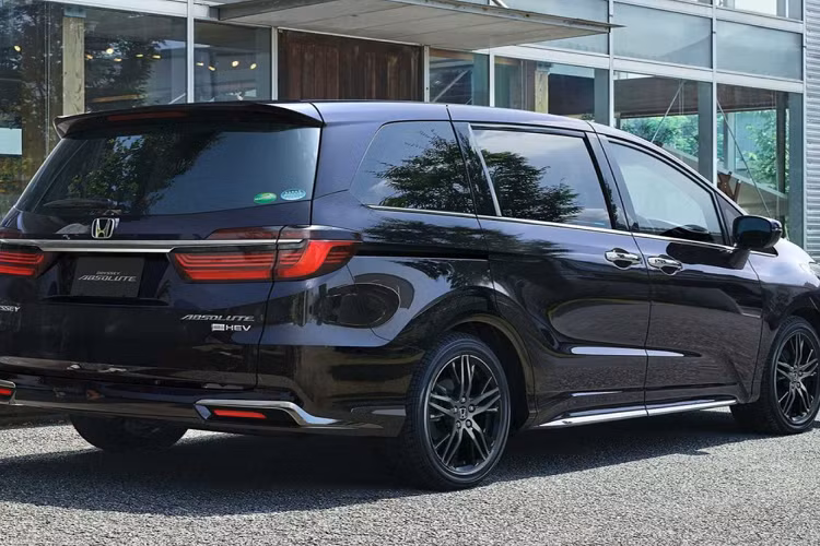 Cụ thể, lưới tản nhiệt của Honda Odyssey 2021 mới được thiết kế khác biệt so với trước. Phần đầu xe dẹt hơn so với thế hệ trước.