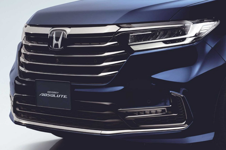 Phần đuôi xe cũng được nâng cấp với đèn hậu mới và dải chrome chạy ngang mặt sau. Đèn báo rẽ tuần tự khác với phiên bản trước.