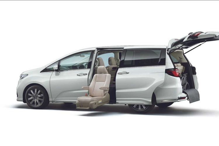 Tại thị trường nội địa Nhật bản, giá xe Honda Odyssey 2021 khởi điểm từ 40.585 USD (hơn 940 triệu đồng) cho phiên bản hybrid được trang bị động cơ 2.0L 4 xy-lanh kết hợp 2 môtơ điện.
