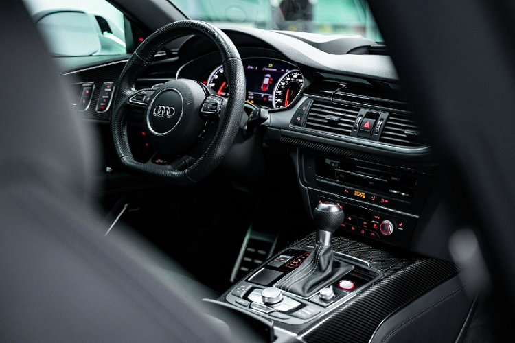 Hệ thống treo của xe sử dụng bộ lò xo hạ thấp gầm đến từ hãng H&amp;R. Bên trong khoang lái vẫn được giữ nguyên thiết kế ban đầu.