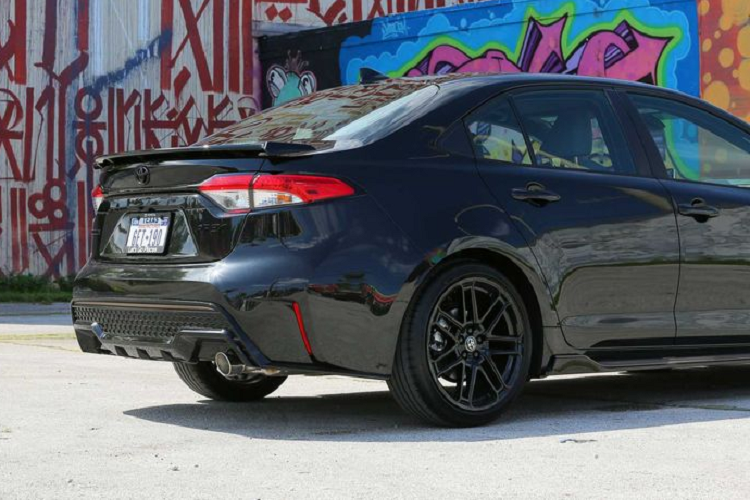 So với Corolla tiêu chuẩn, Apex được trang bị hệ thống treo đa liên kết thường có mặt trên những mẫu xe đua có thể hạ thấp khoảng sáng gầm xe 15,2 mm, giúp xe vào cua ở tốc độ cao ổn định và tăng độ nhạy khi đánh lái. Không chỉ vậy, hệ thống giảm xóc trên Toyota Corolla Apex 2021 còn được nâng cấp với thanh ổn định mới tăng độ chắc chắn, bổ sung thêm bộ đệm giảm xóc giúp tăng hiệu quả chống lật thêm 47% ở phía trước và 33% ở phía sau.