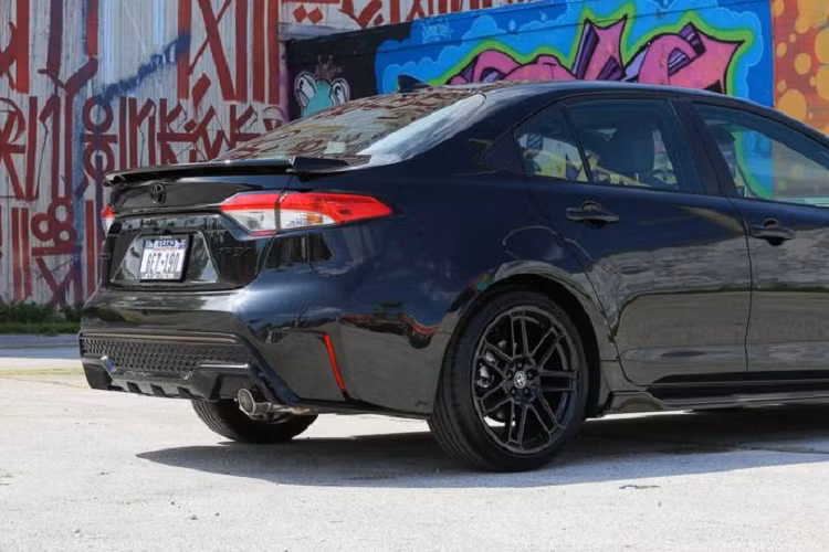 So với Corolla tiêu chuẩn, Apex được trang bị hệ thống treo đa liên kết thường có mặt trên những mẫu xe đua có thể hạ thấp khoảng sáng gầm xe 15,2 mm, giúp xe vào cua ở tốc độ cao ổn định và tăng độ nhạy khi đánh lái. Không chỉ vậy, hệ thống giảm xóc trên Toyota Corolla Apex 2021 còn được nâng cấp với thanh ổn định mới tăng độ chắc chắn, bổ sung thêm bộ đệm giảm xóc giúp tăng hiệu quả chống lật thêm 47% ở phía trước và 33% ở phía sau.