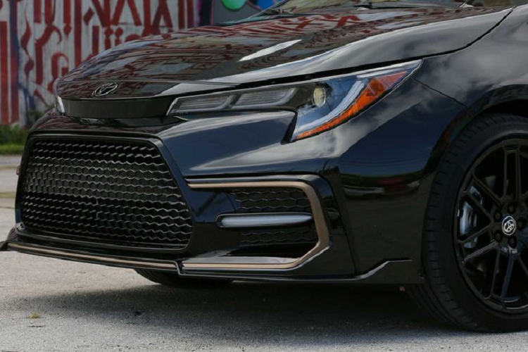 Giá xe Toyota Corolla Apex 2021 bán ra khởi điểm từ 25.460 USD (khoảng 590 triệu đồng), chưa bảo gồm chi phí vận chuyển. Mức giá này đắt hơn đáng kể so với Corolla SE và XSE tiêu chuẩn - lần lượt nhiều hơn 2.695 USD và 2.385 USD (khoảng 62,2 và 55 triệu đồng), đồng thời tiệm cận với một số đối thủ cùng phân khúc là Honda Civic Si (25.930 USD) và Kia Forte GT (22.490 USD).