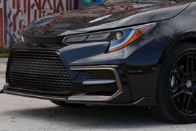 Giá xe Toyota Corolla Apex 2021 bán ra khởi điểm từ 25.460 USD (khoảng 590 triệu đồng), chưa bảo gồm chi phí vận chuyển. Mức giá này đắt hơn đáng kể so với Corolla SE và XSE tiêu chuẩn - lần lượt nhiều hơn 2.695 USD và 2.385 USD (khoảng 62,2 và 55 triệu đồng), đồng thời tiệm cận với một số đối thủ cùng phân khúc là Honda Civic Si (25.930 USD) và Kia Forte GT (22.490 USD).