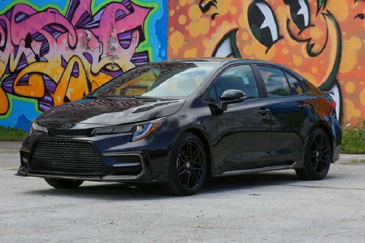 Hãng xe Nhật Bản cũng không cường điệu hóa từ “phiên bản giới hạn” (Limited Edition) với chỉ 6.000 chiếc Corolla Apex được sản xuất trên toàn thế giới, trong đó chỉ 120 chiếc được trang bị hộp số sàn. Nói cách khác, số lượng Bugatti Chiron thậm chí còn nhiều hơn cả Toyota Corolla Apex 2021 mới với trang bị hộp số sàn.