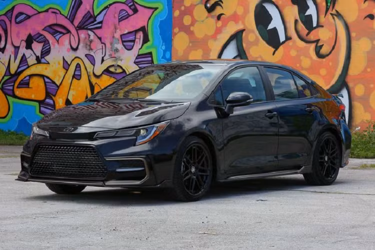 Hãng xe Nhật Bản cũng không cường điệu hóa từ “phiên bản giới hạn” (Limited Edition) với chỉ 6.000 chiếc Corolla Apex được sản xuất trên toàn thế giới, trong đó chỉ 120 chiếc được trang bị hộp số sàn. Nói cách khác, số lượng Bugatti Chiron thậm chí còn nhiều hơn cả Toyota Corolla Apex 2021 mới với trang bị hộp số sàn.