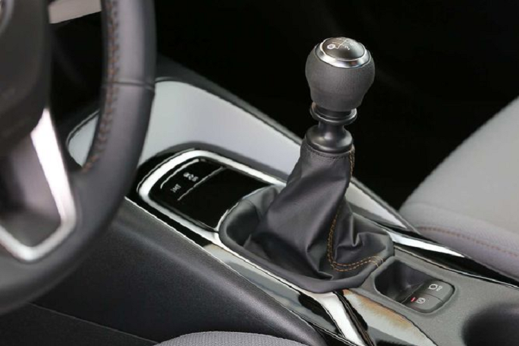 Theo đánh giá tổng quan về chất lượng cùng sự thoải mái, khoang cabin của Apex tương đối chắc chắn với chất liệu nhựa SofTex, bổ sung thêm ghế trước có sưởi, ghế lái chỉnh điện 8 hướng. Khác với diện mạo bên ngoài, thiết kế nội thất thiếu đi những chi tiết trang trí tạo cảm giác thể thao và mạnh mẽ cần có.