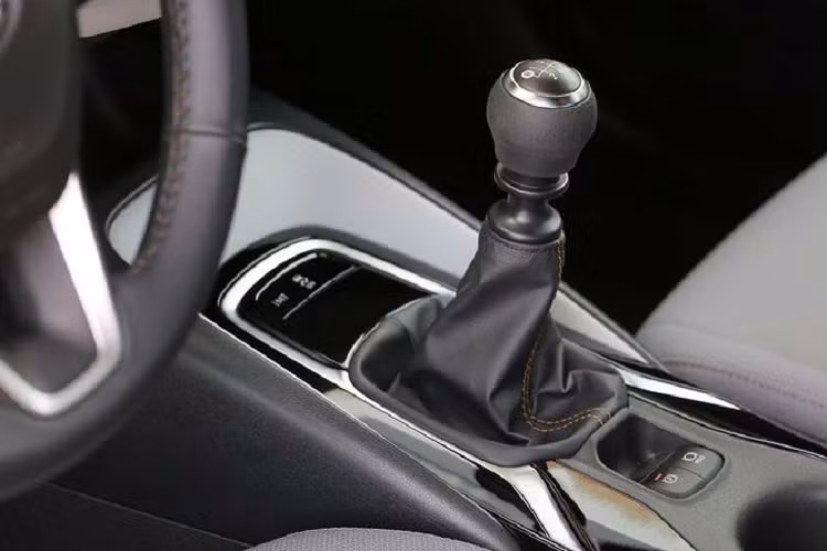 Theo đánh giá tổng quan về chất lượng cùng sự thoải mái, khoang cabin của Apex tương đối chắc chắn với chất liệu nhựa SofTex, bổ sung thêm ghế trước có sưởi, ghế lái chỉnh điện 8 hướng. Khác với diện mạo bên ngoài, thiết kế nội thất thiếu đi những chi tiết trang trí tạo cảm giác thể thao và mạnh mẽ cần có.