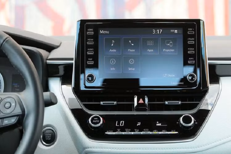 Đầu xe nổi bật với cụm đèn pha sắc nét được vuốt mỏng, kết hợp cùng bộ lưới tản nhiệt càng làm tôn lên sự thể thao và mạnh mẽ. Ở phía sau, cánh gió cùng ống xả thể thao với lớp bọc bằng thép không gỉ đem lại cho Toyota Corolla Apex 2021 một diện mạo mới mẻ và nam tính hơn.