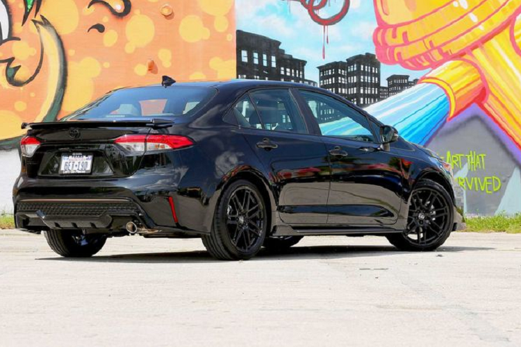 Khi tiến vào các khúc cua, hệ thống lái của Apex cung cấp những phản hồi tuyệt vời cho người lái, tạo cảm giác kiểm soát hoàn toàn chiếc xe dù trong bất kỳ tình huống nào. Toyota không nâng cấp hệ thống phanh cho Corolla Apex nhưng vẫn đảm bảo hiệu suất phanh ổn định nhất, đồng thời cải thiện khả năng làm mát nhờ sử dụng bộ mâm nhôm đúc 18 inch hoàn toàn mới.