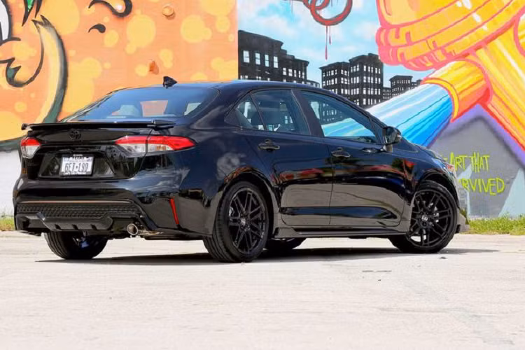 Khi tiến vào các khúc cua, hệ thống lái của Apex cung cấp những phản hồi tuyệt vời cho người lái, tạo cảm giác kiểm soát hoàn toàn chiếc xe dù trong bất kỳ tình huống nào. Toyota không nâng cấp hệ thống phanh cho Corolla Apex nhưng vẫn đảm bảo hiệu suất phanh ổn định nhất, đồng thời cải thiện khả năng làm mát nhờ sử dụng bộ mâm nhôm đúc 18 inch hoàn toàn mới.