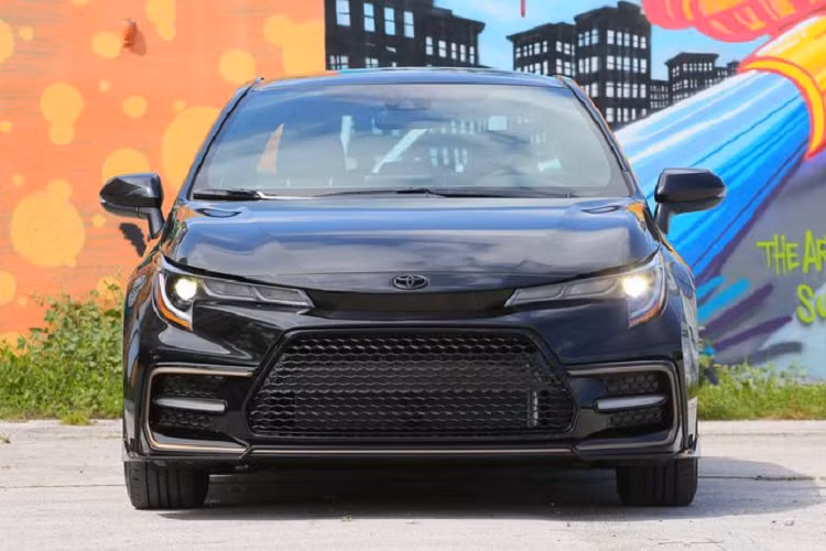 Về sức mạnh, mẫu xe sedan Toyota Apex thừa hưởng động cơ từ các biển thể cao cấp Corolla SE và XSE, loại Dynamic Force 2.0L cho ra công suất tối đa 169 mã lực và momen xoắn cực đại 205 Nm. Sức mạnh này vừa đủ để giúp chiếc Corolla nặng 1410 kg di chuyển một cách ổn định và bình thường, cảm giác thể thao và tràn đầy phấn khích chỉ đến khi động cơ chạm đến giới hạn vòng tua 7000 vòng/phút.