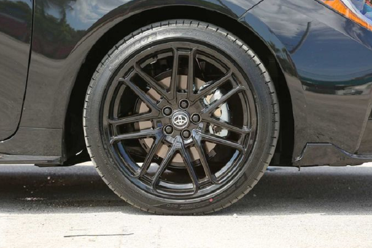 Cụm công cụ kĩ thuật số trông hơi cũ với màn hình cỡ nhỏ 4.2 inch, màn hình cảm ứng hiển thị thông tin giải trí cỡ 8.0 inch tiêu chuẩn hỗ trợ các kết nối Apple CarPlay/Android Auto. Đúng theo hơi hướng thể thao, Toyota trang bị cho Corolla Apex tính năng khởi động không cần chìa khóa với nút bấm Start/Stop.