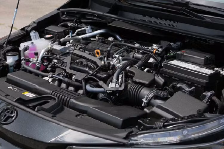 Tiến vào khoang nội thất, Toyota sử dụng cách phối màu Đen/Trắng cho Apex, mang lại cái nhìn tinh tế và trẻ trung. Tuy nhiên, điểm trừ lớn nhất lại đến từ hệ thống ghế ngồi với chất liệu vải đơn giản, với màu xám không mới mẻ, thậm chí khiến khoang cabin trở nên nhàm chán. May mắn thay, khách hàng có thể lựa chọn các phối màu khác cho khoang nội thất của Toyota Corolla Apex 2021.