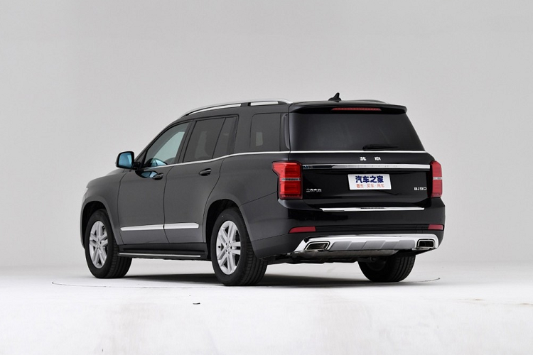 Bước sang phiên bản nâng cấp, Beijing Auto BJ90 đã được cải tiến cả ngoại hình lẫn trang bị nội thất so với phiên bản cũ. Bên ngoài, mẫu ô tô Trung Quốc này sở hữu thiết kế rắn rỏi và khỏe khoắn với phần đầu xe đặc trưng của các dòng SUV mang thương hiệu Beijing Auto BJ.