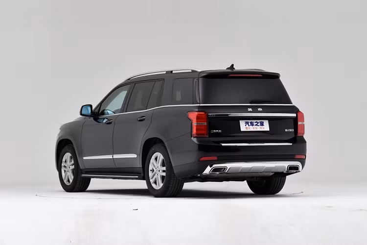 Bước sang phiên bản nâng cấp, Beijing Auto BJ90 đã được cải tiến cả ngoại hình lẫn trang bị nội thất so với phiên bản cũ. Bên ngoài, mẫu ô tô Trung Quốc này sở hữu thiết kế rắn rỏi và khỏe khoắn với phần đầu xe đặc trưng của các dòng SUV mang thương hiệu Beijing Auto BJ.