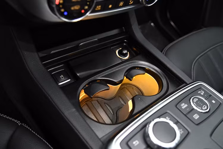 Bên sườn của Beijing Auto BJ90 2020 là những đường dập gân thẳng thớm, tương tự nẹp mạ crôm trang trí ở cửa. Đường chân kính của cửa sổ đi kèm nẹp mạ crôm kéo dài ra tận cửa cốp sau. Vòng ra đằng sau, chúng ta sẽ bắt gặp cụm đèn hậu khá lớn và nằm dọc, được nối với nhau bằng nẹp mạ crôm dày dặn. Thêm vào đó là 2 đầu ống xả hình chữ nhật, được tích hợp vào tấm ốp gầm màu bạc.