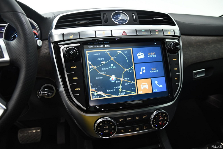 Về kích thước, Beijing Auto BJ90 2020 vẫn sở hữu chiều dài 5.171 mm, rộng 1.995 mm, cao 1.860 mm và chiều dài cơ sở 3.100 mm. Kích thước lớn này mang đến không gian nội thất rộng rãi cho "Mercedes-Benz GL của Trung Quốc".