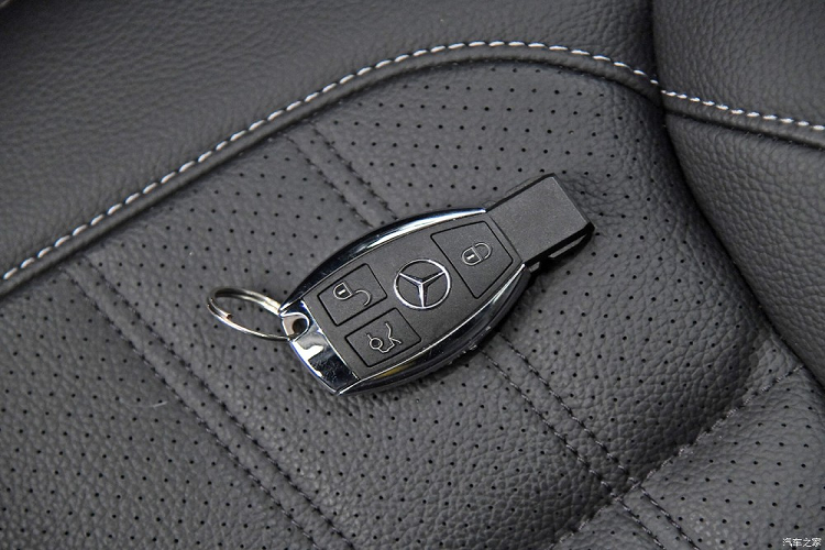 Bước vào bên trong Beijing Auto BJ90, người lái được chào đón bằng không gian nội thất với nhiều chi tiết giống Mercedes-Benz GL đời cũ như cụm điều khiển trung tâm và các nút điều khiển. Ngoài ra, mẫu ôtô Trung Quốc này còn có cửa gió điều hòa nằm hai bên đồng hồ cơ báo giờ, tạo cảm giác sang trọng cho nội thất.