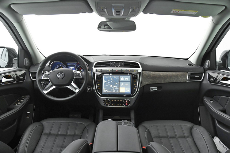 Trên đầu xe của Beijing Auto BJ90 2020 xuất hiện lưới tản nhiệt 5 ô, được bao quanh bởi nan mạ crôm dày dặn và sáng bóng, rất dễ nhận diện. Trong khi đó, cụm đèn pha cũng được trang trí bằng nẹp mạ crôm, tạo cảm giác sang trọng cho mẫu SUV Trung Quốc này. Riêng đèn báo rẽ có thiết kế như "lông mày" lại được mượn từ xe Mercedes-Benz.