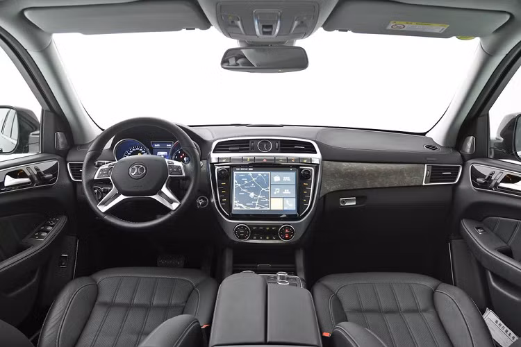 Trên đầu xe của Beijing Auto BJ90 2020 xuất hiện lưới tản nhiệt 5 ô, được bao quanh bởi nan mạ crôm dày dặn và sáng bóng, rất dễ nhận diện. Trong khi đó, cụm đèn pha cũng được trang trí bằng nẹp mạ crôm, tạo cảm giác sang trọng cho mẫu SUV Trung Quốc này. Riêng đèn báo rẽ có thiết kế như "lông mày" lại được mượn từ xe Mercedes-Benz.