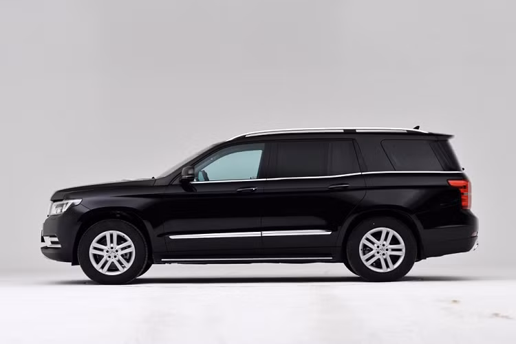 Mới đây, hãng Beijing Auto đã tung phiên bản 2020 của mẫu SUV cỡ lớn này ra thị trường Trung Quốc. Bước sang phiên bản nâng cấp, giá xe Beijing Auto BJ90 với 2 phiên bản là 3.0T và 4.0T dao động từ 988.000 - 1.288.000 Nhân dân tệ (khoảng 3,28 - 4,28 tỷ đồng). Không có gì bất ngờ khi Beijing Auto BJ90 2020 lại có giá cao đến vậy vì mẫu SUV này được phát triển dựa trên khung gầm và động cơ của xe sang Mercedes-Benz GL thế hệ thứ hai.