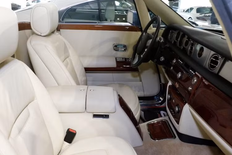 Khá khó hiểu khi chiếc Rolls-Royce độc nhất vô nhị này lại "ế" gần 10 năm nay, chiếc xe vẫn còn rất mới không khác lắm so với thời điểm ra mắt tại Pebble Beach Concours d’Elegance 2008, thực tế, công-tơ-mét của xe mới chỉ chạy được vài chục mét.