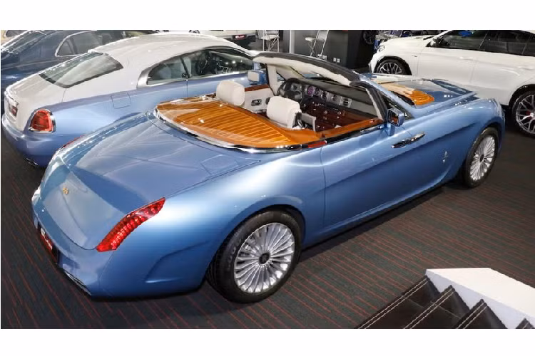 Hyperion đã dừng chân tại Trung Đông vào năm 2012, sau khi chủ sở hữu cũ là Roland Hall - một nhà sưu tập xe hơi nổi tiếng - bán nó với giá 4 triệu bảng Anh. Roland Hall đã tậu Hyperion vào năm 2008.