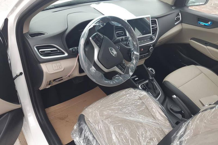 Hyundai Accent 2021 tại Việt Nam được mong chờ sẽ có Apple CarPlay/Android và công nghệ Blue Link cho phép người dùng điều khiển xe từ xa bằng điện thoại thông minh (khởi động/dừng xe, mở/khóa cửa...).