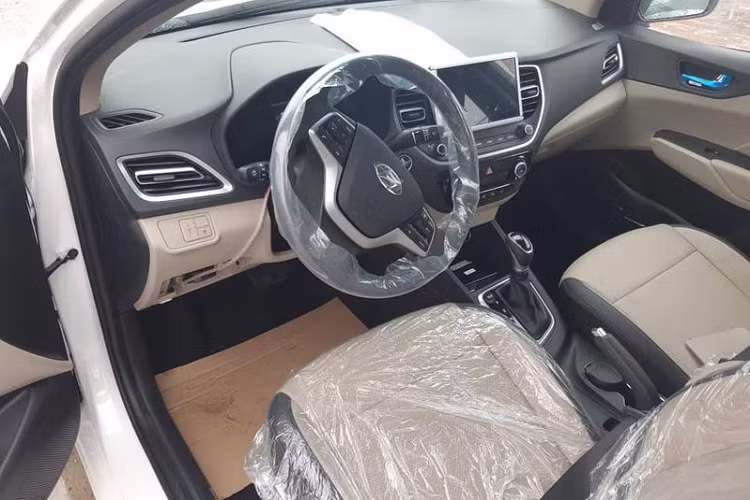 Hyundai Accent 2021 tại Việt Nam được mong chờ sẽ có Apple CarPlay/Android và công nghệ Blue Link cho phép người dùng điều khiển xe từ xa bằng điện thoại thông minh (khởi động/dừng xe, mở/khóa cửa...).