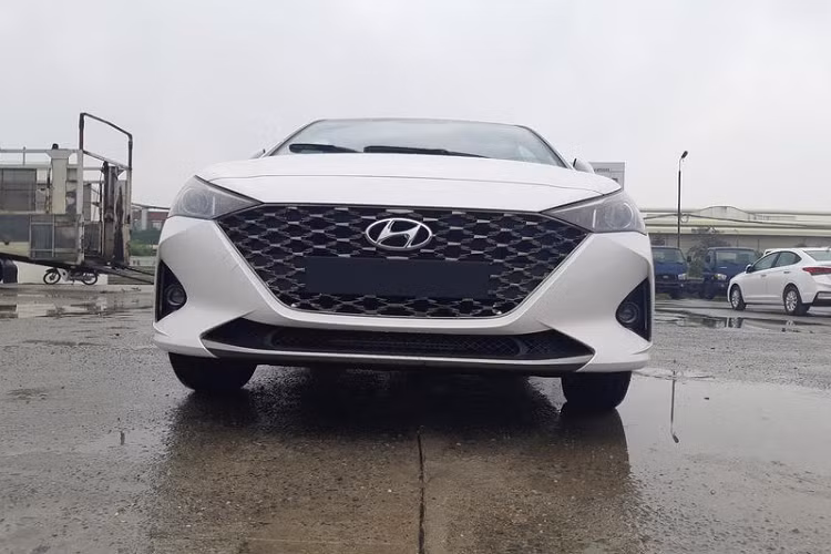 Cụ thể, đầu xe Hyundai Accent thế hệ mới đã được chải chuốt trông điệu đà hơn với cụm đèn vuốt ngược sắc nét, có thể sẽ được trang bị công nghệ đèn chiếu sáng dạng LED trên phiên bản cao cấp. Điều này sẽ giúp Accent vượt lên đối thủ Toyota Vios.