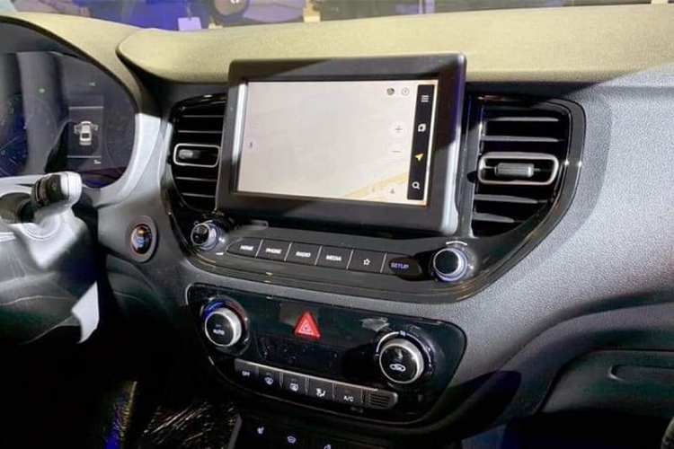 Đối với nội thất, Accent mới bản cao cấp sẽ có màn hình đặt nổi ra ngoài kích thước 8 inch thay vì 7 inch như trước cùng bảng đồng hồ đo hiện đại hơn, còn lại bản thấp cấp sẽ không được cập nhật gì, vẫn dùng màn hình chìm 7 inch như cũ.