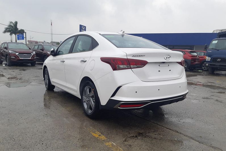 Ngoài ra, những đường nét thiết kế còn lại trên Accent bản facelift hầu như vẫn giữ nguyên như cũ, chỉ có một chút thay đổi ở phía sau là sự xuất hiện của thanh crôm tạo hình ống xả kép giả. Bộ la-zăng 5 chấu 16 inch cũng được làm mới nhưng lại không được đánh giá cao như bản cũ.