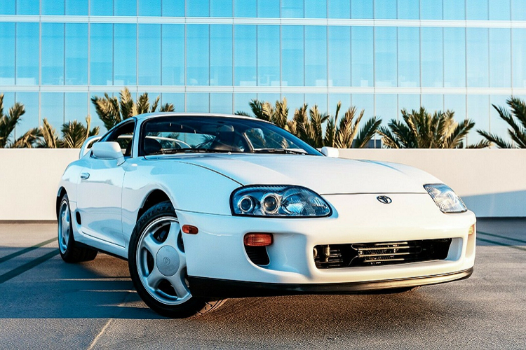 Ở những năm cuối thế kỷ 20, mẫu xe thể thao Toyota Supra khá nổi tiếng và được săn đón hàng đầu trong giới xe thể thao. Làm nên thành công cho hãng xe Nhật Bản là thế hệ Supra thứ 4 (1993-2002) với động cơ I6 3.0L, cỗ máy này cho khả năng nâng cấp sức mạnh lên đến 1.000 mã lực và trở thành niềm ao ước của rất nhiều người chơi xe trên thế giới.