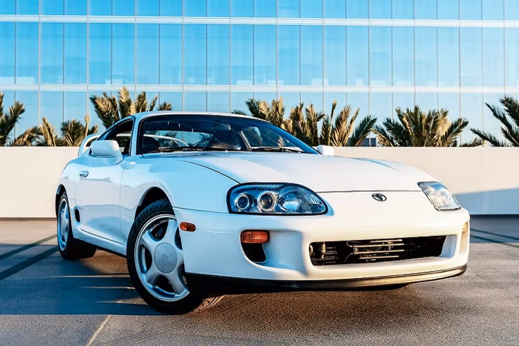 Ở những năm cuối thế kỷ 20, mẫu xe thể thao Toyota Supra khá nổi tiếng và được săn đón hàng đầu trong giới xe thể thao. Làm nên thành công cho hãng xe Nhật Bản là thế hệ Supra thứ 4 (1993-2002) với động cơ I6 3.0L, cỗ máy này cho khả năng nâng cấp sức mạnh lên đến 1.000 mã lực và trở thành niềm ao ước của rất nhiều người chơi xe trên thế giới.