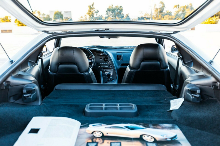 Chủ sở hữu hiện tại của chiếc Supra 1994 thậm chí còn giữ lại quyển hướng dẫn sử dụng và bộ dụng cụ được cung cấp cho xe xuất xưởng.