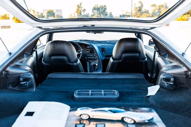 Chủ sở hữu hiện tại của chiếc Supra 1994 thậm chí còn giữ lại quyển hướng dẫn sử dụng và bộ dụng cụ được cung cấp cho xe xuất xưởng.