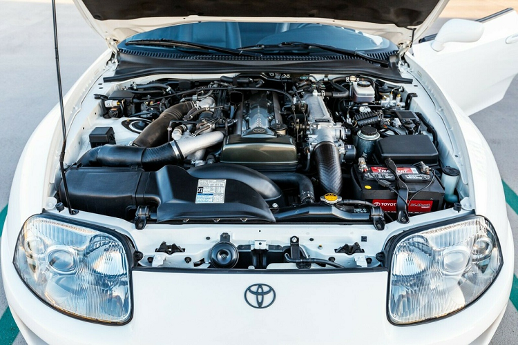 Phiên bản Toyota Supra Mk4 đời cũ được rao bán trang bị động cơ I6 3.0L tăng áp kép và hộp số sàn 6 cấp, cấu hình hiếm gặp ở thị trường Mỹ. So với phiên bản dùng động cơ hút khí tự nhiên bán tại Nhật Bản, động cơ tăng áp kép dành cho thị trường Mỹ mạnh hơn gần 100 mã lực. Công suất tối đa đạt 321 mã lực và mô-men xoắn cực đại 427 Nm.