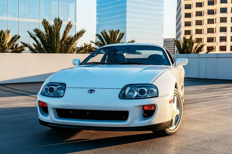 Với tên tuổi đã được khẳng định, một chiếc Toyota Supra đời 1994 đang được rao bán tại bang California, Mỹ với số tiền lên đến 175.000 USD (hơn 4 tỷ đồng). Con số này đắt gấp 3-4 lần mức giá khởi điểm dành cho Toyota GR Supra 2021 hiện hành. Toyota Supra thế hệ thứ 5 đang được bán với giá đề xuất từ 42.990 USD đến 54.795 USD tại Mỹ.
