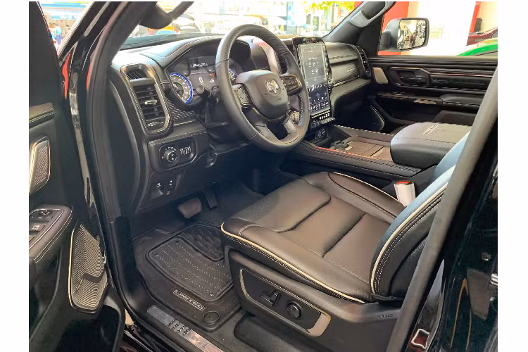 So các phiên bản Ram 1500 Limited thông thường, ngoại thất Ram 1500 Limited phiên bản “Black Edition” mang nhiều chi tiết khác biệt khi được sơn màu đen nam tính như: cụm lưới tản nhiệt và toàn bộ cản trước, ốp gương chiếu hậu, viền nẹp cửa, tay nắm cửa, móc kéo, chụp ống xả. Xe đi kèm với “dàn chân” lắp bộ mâm cỡ lớn kích thước 22 inch sơn màu đen (Tiêu chuẩn).