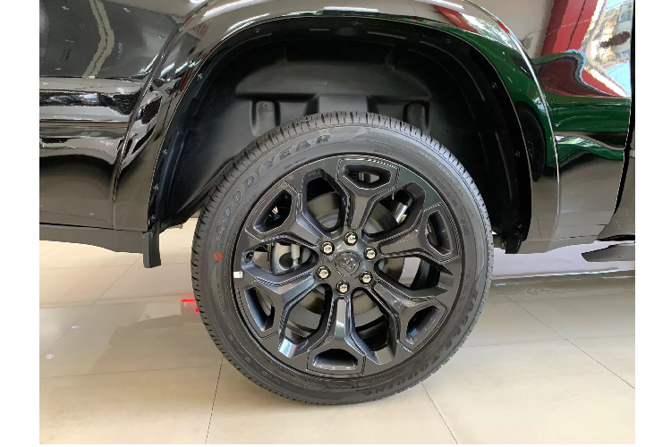 Tại Mỹ, giá xe Ram 1500 Limited phiên bản “Black Edition” có mức khởi điểm từ 53.690 USD (khoảng 1,24 tỷ đồng). Tuy nhiên, sau khi về Việt Nam đóng đủ các loại thuế phí, bao gm phí trước bạ như xe con, mẫu xe này có giá lăn bánh không dưới 4,5 tỷ đồng do sử dụng động cơ dung tích lớn lên đến 5.7L, nên “gánh” thuế TTĐB cao hơn loại động cơ V6 3.5L của Ford F-150, và tương đương với động cơ V8 5.7L của Toyota Tundra hay mẫu SUV Lexus LX570.