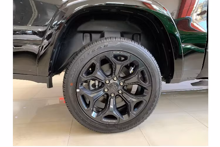 Tại Mỹ, giá xe Ram 1500 Limited phiên bản “Black Edition” có mức khởi điểm từ 53.690 USD (khoảng 1,24 tỷ đồng). Tuy nhiên, sau khi về Việt Nam đóng đủ các loại thuế phí, bao gm phí trước bạ như xe con, mẫu xe này có giá lăn bánh không dưới 4,5 tỷ đồng do sử dụng động cơ dung tích lớn lên đến 5.7L, nên “gánh” thuế TTĐB cao hơn loại động cơ V6 3.5L của Ford F-150, và tương đương với động cơ V8 5.7L của Toyota Tundra hay mẫu SUV Lexus LX570.