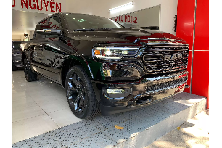 Ram 1500 Limited chuyển số bằng một núm xoay trên bảng táp lô, chứ không sử dụng cần số. Đi kèm với nhiều công nghệ an toàn và hỗ trợ lái như camera 360 độ, cảnh báo điểm mù, cảnh báo va chạm trước và cả phanh tự động khẩn cấp… Ram 1500 Limited phiên bản Black Edition là một lựa chọn mới dành cho các khách hàng Việt có điều kiện kinh tế khá giả đang tìm kiếm một dòng xe bán tải cỡ lớn có thể đáp ứng tiện nghi, an toàn và rộng rãi để phục vụ cho gia đình.