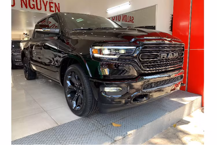 Ram 1500 Limited chuyển số bằng một núm xoay trên bảng táp lô, chứ không sử dụng cần số. Đi kèm với nhiều công nghệ an toàn và hỗ trợ lái như camera 360 độ, cảnh báo điểm mù, cảnh báo va chạm trước và cả phanh tự động khẩn cấp… Ram 1500 Limited phiên bản Black Edition là một lựa chọn mới dành cho các khách hàng Việt có điều kiện kinh tế khá giả đang tìm kiếm một dòng xe bán tải cỡ lớn có thể đáp ứng tiện nghi, an toàn và rộng rãi để phục vụ cho gia đình.
